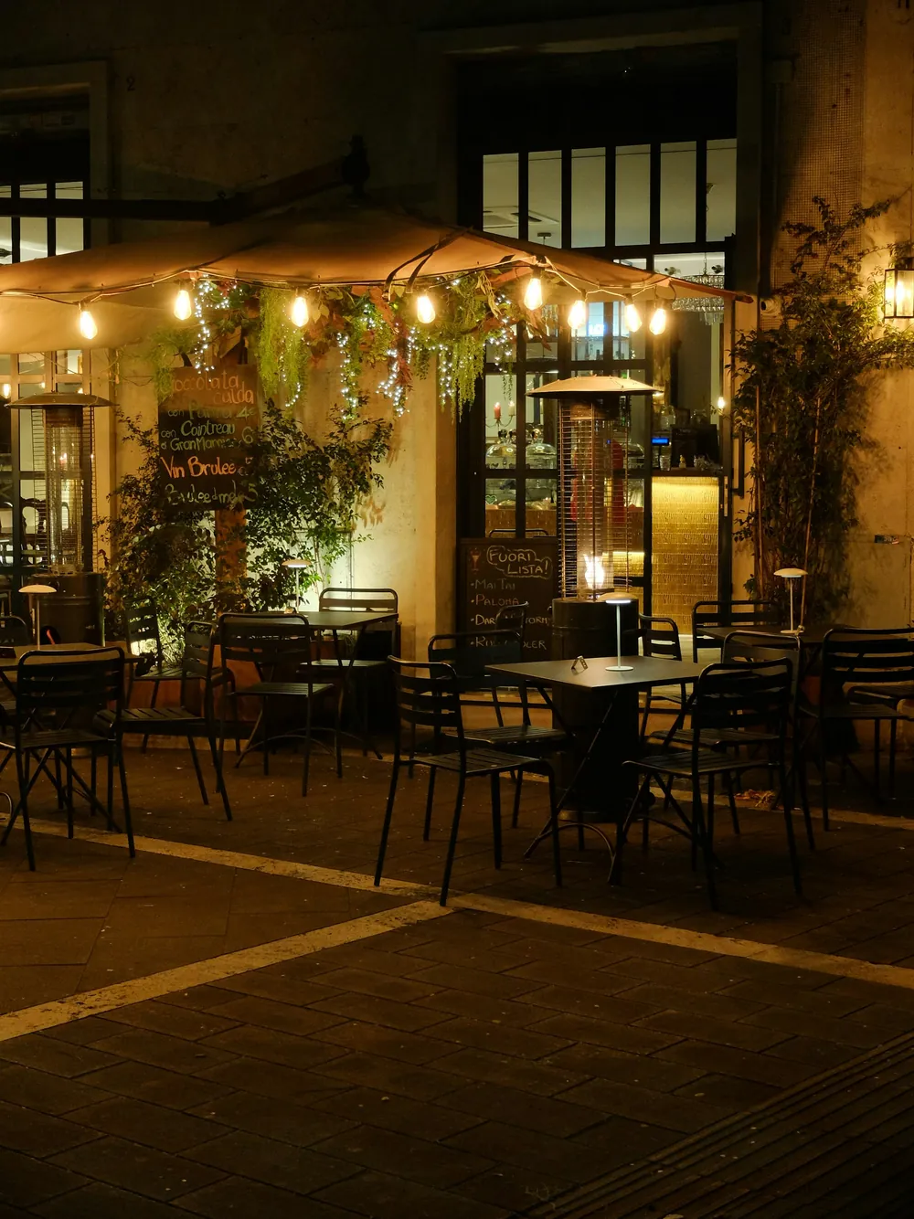 Terrasse illuminée de guirlandes lumineuses à la tombée du soir